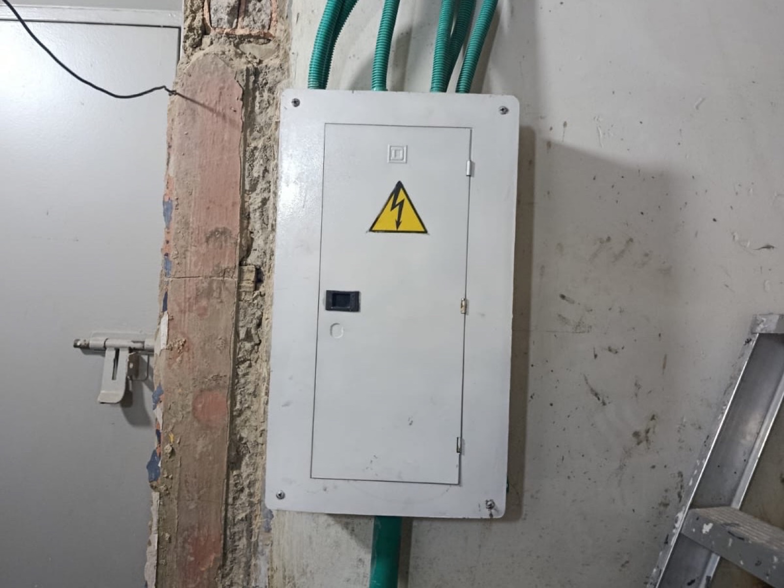 Tablero eléctrico con entradas de tubería flexible