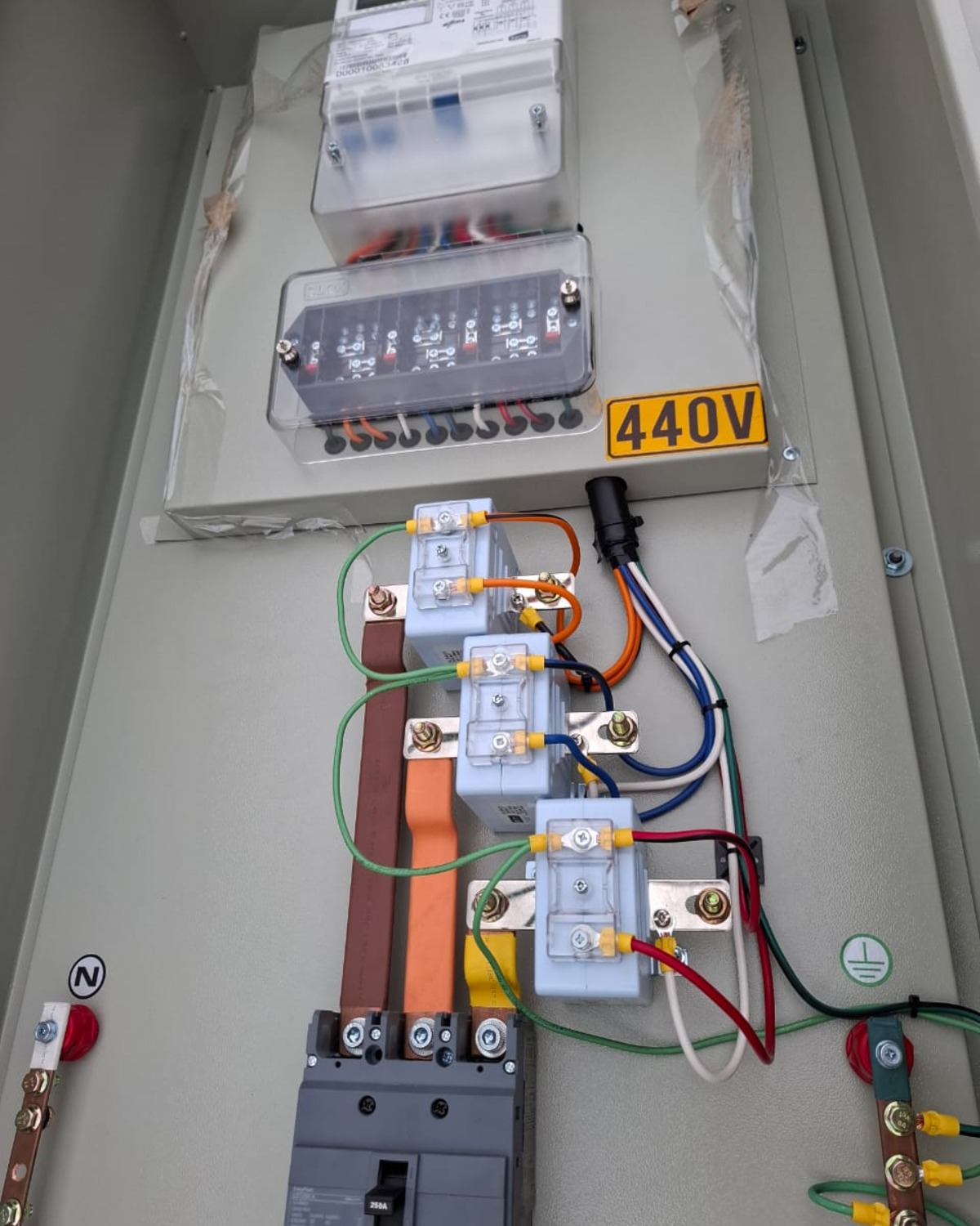 Maniobra de breakers en un tablero eléctrico