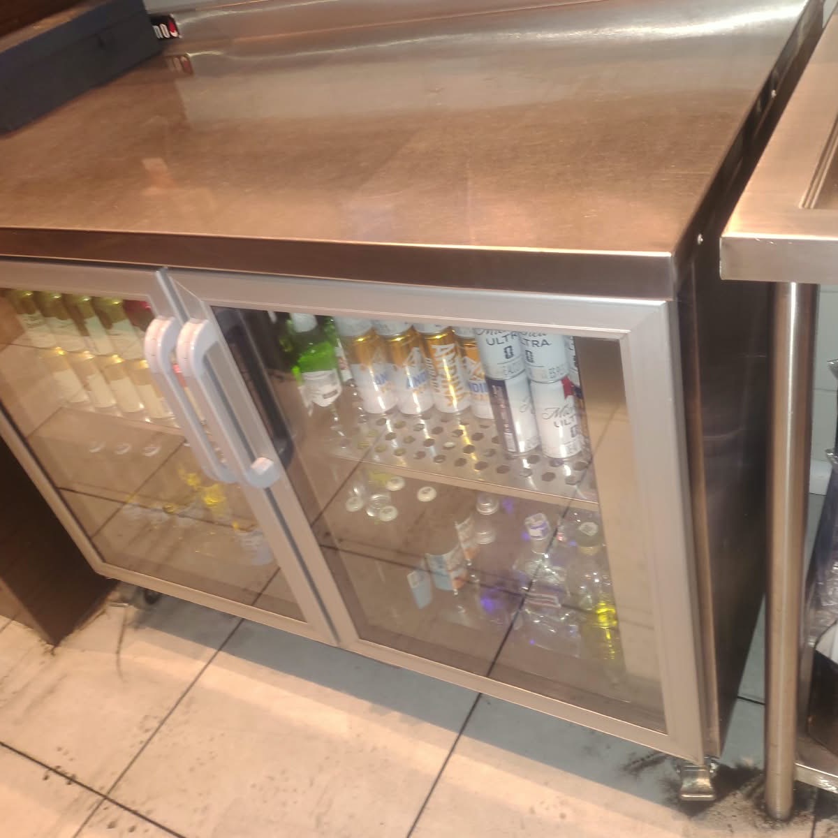 Contrabarra refrigerada de puertas de vidrio en un bar