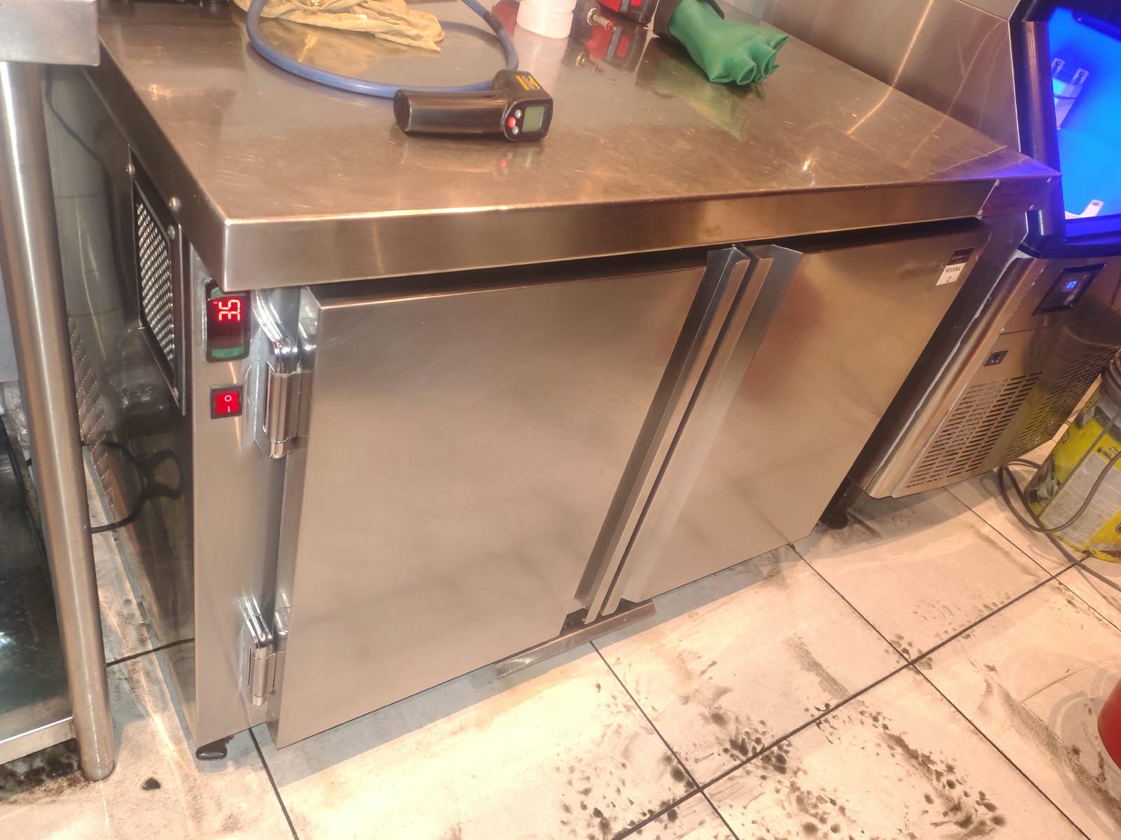 Mantenimiento y reparación de mesas refrigeradas, neveras bajo mostrador y contrabarras