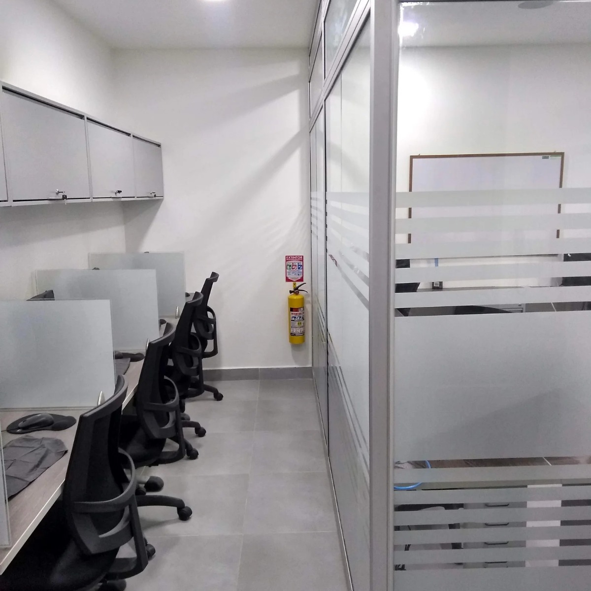 Divisiones en aluminio y vidrio · Proyecto Ofiexport