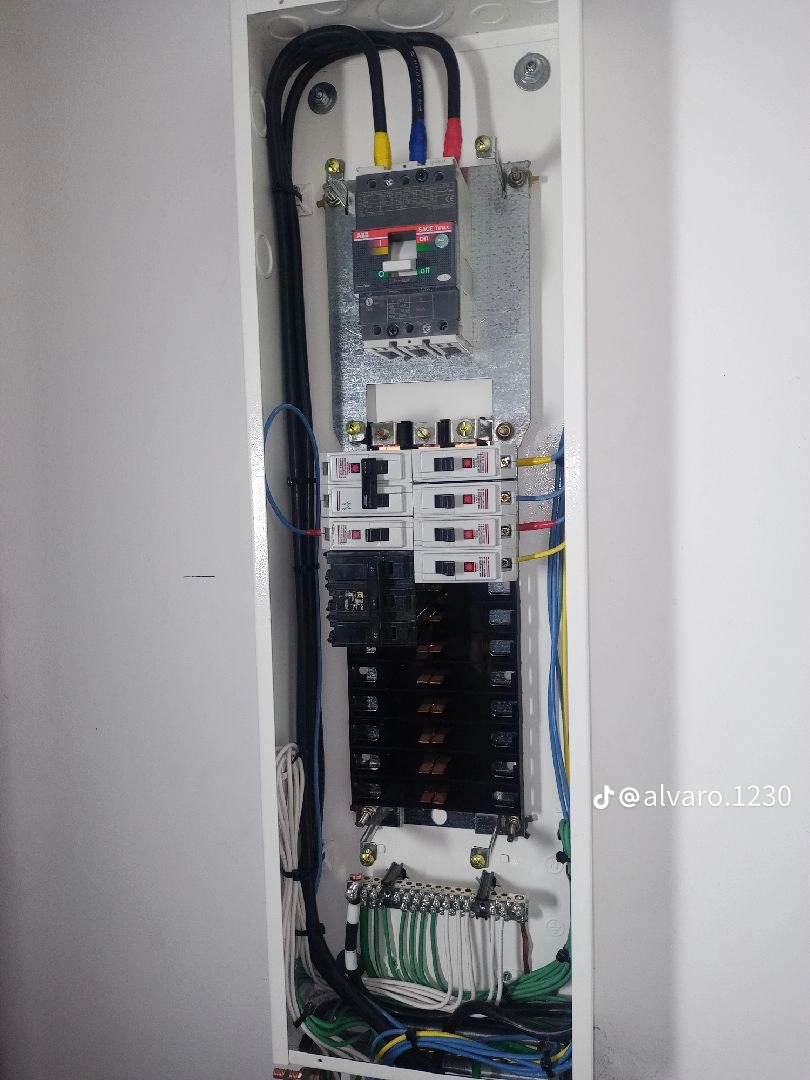 Instalaciónes de tableros y todo lo relacionado al área eléctrica residencial, comercial eh industrial