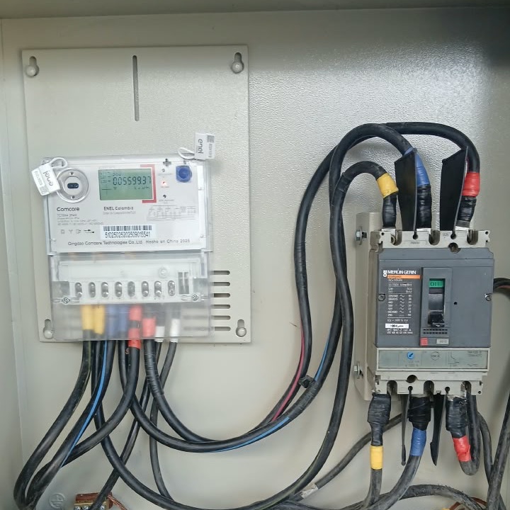 Medidor trifásico con totalizador instalado