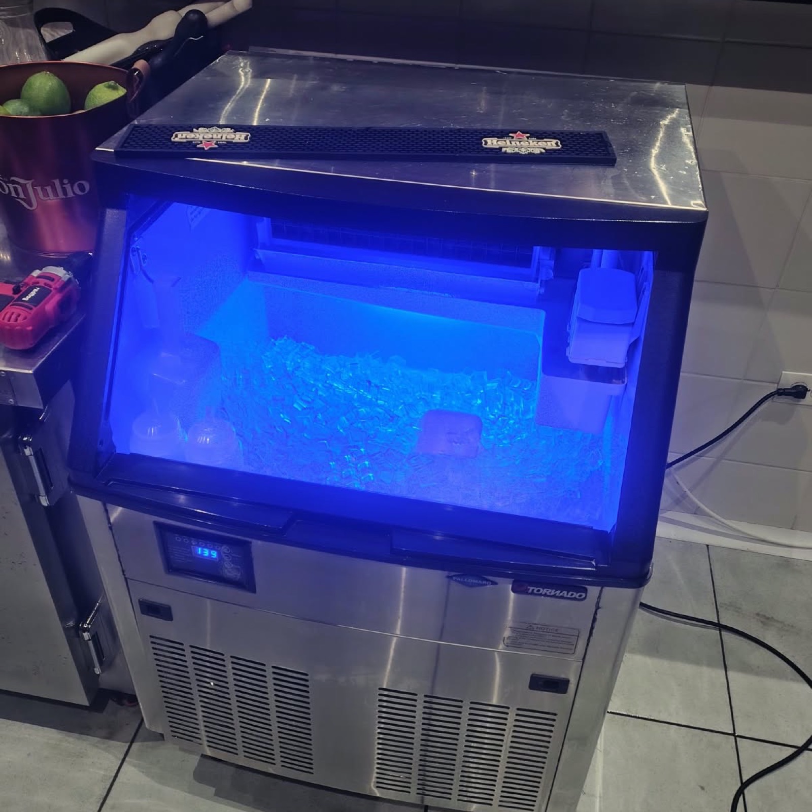 Máquina de hielo funcionando en la barra de un bar