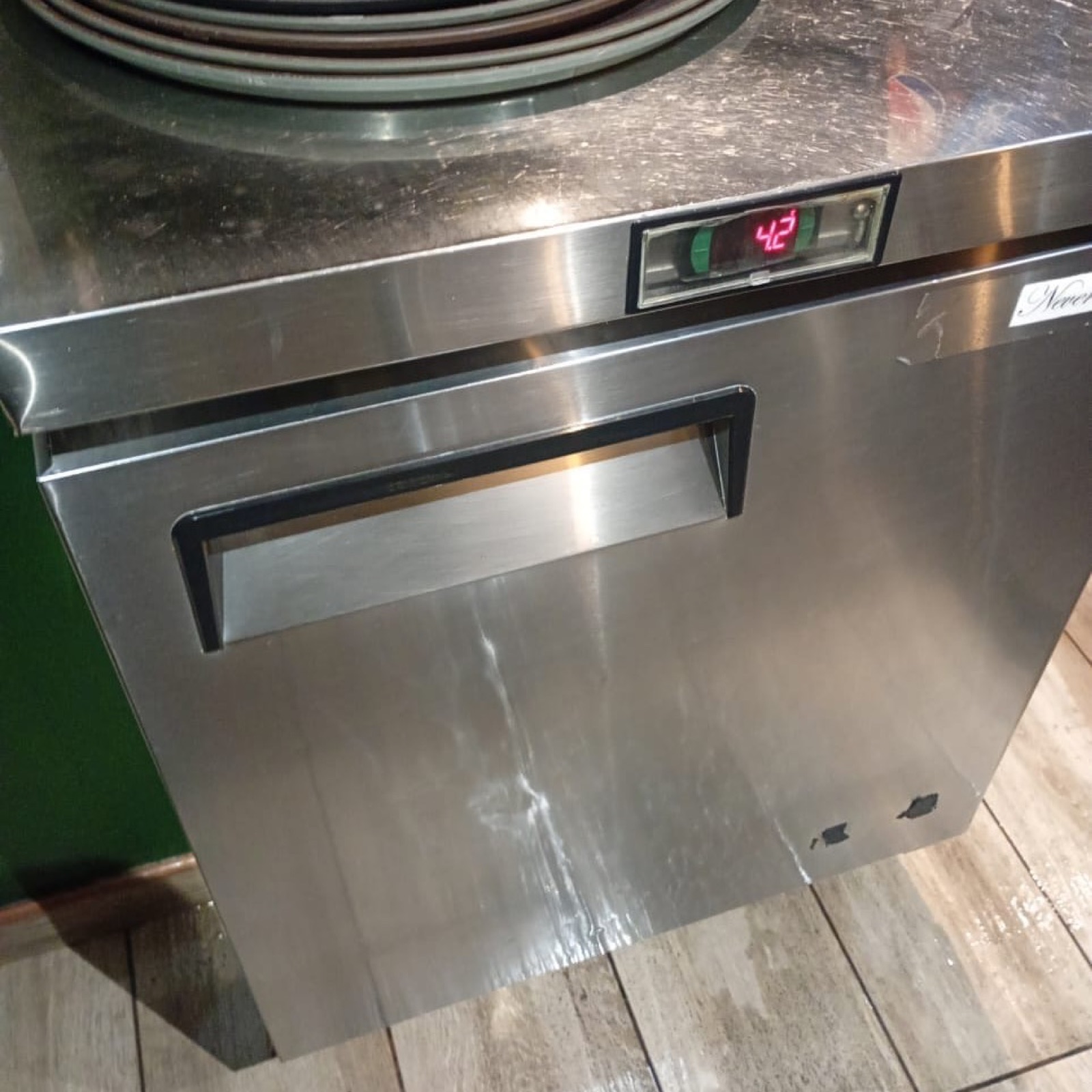 Nevera bajo mostrador de acero con control digital de temperatura