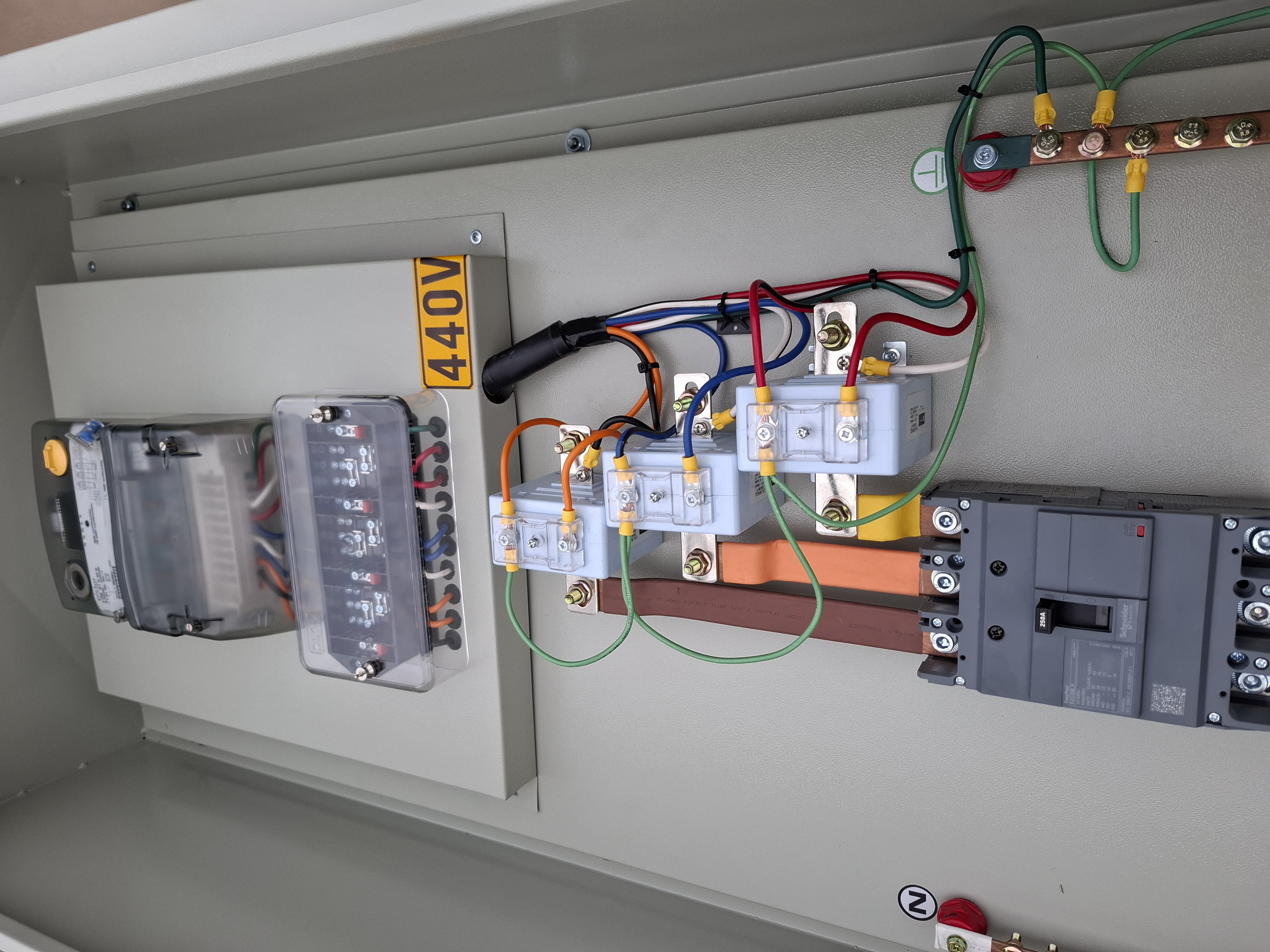Tablero de medida de 440 V con transformadores de corriente