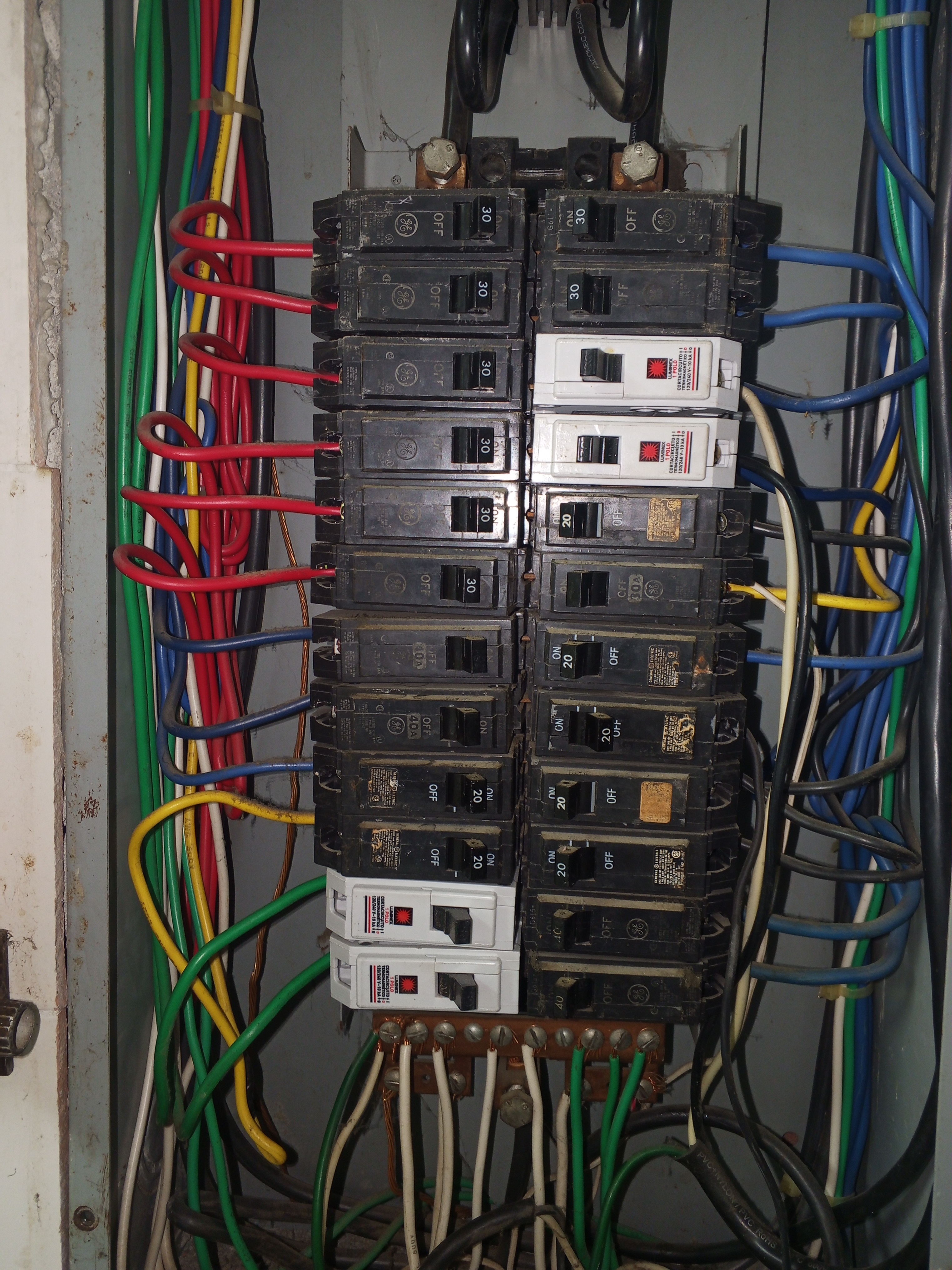 Montajes y mantenimientos eléctricos en media y baja tensión. Instalaciones industriales y domiciliarias.