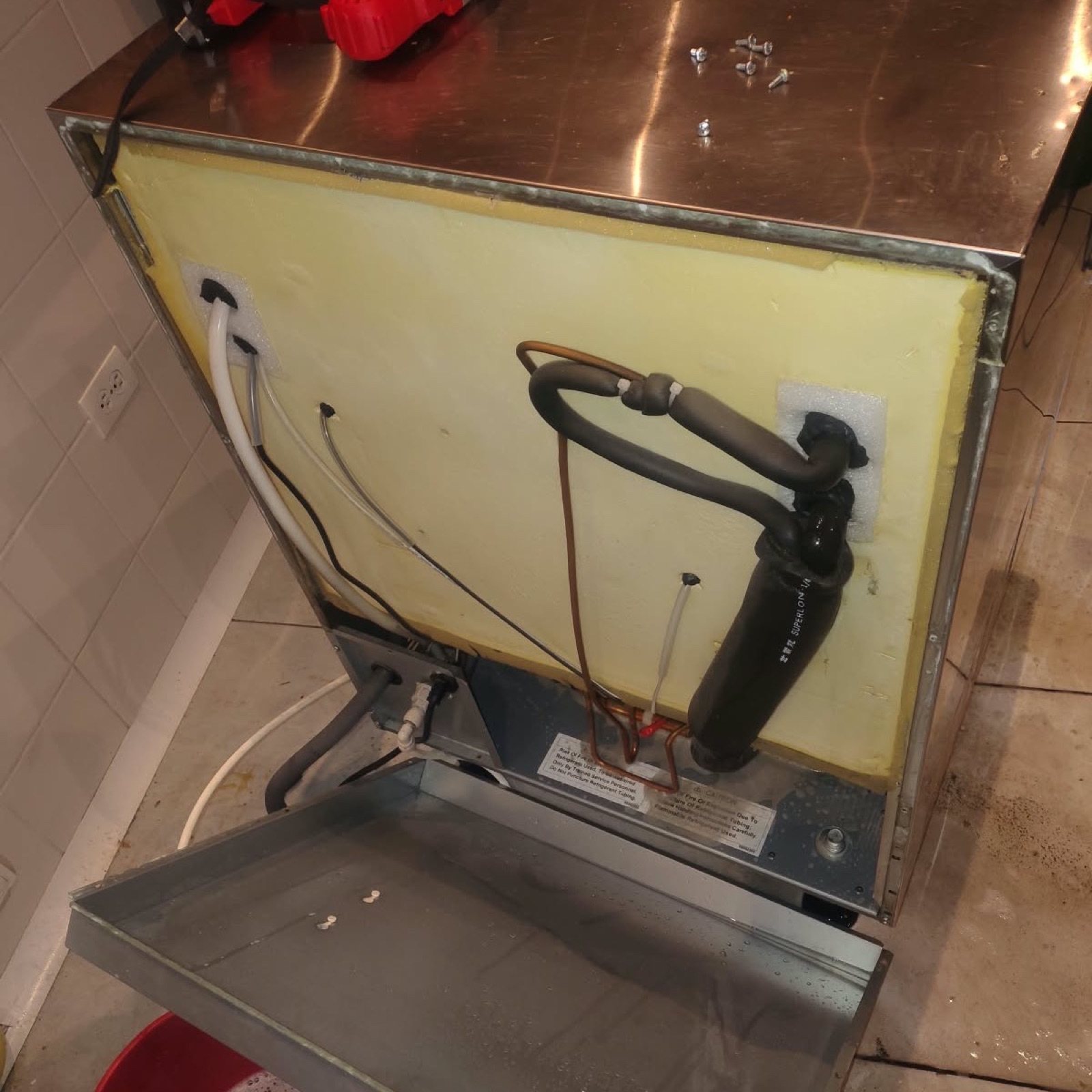 Máquina de hielo abierta por detrás durante el mantenimiento
