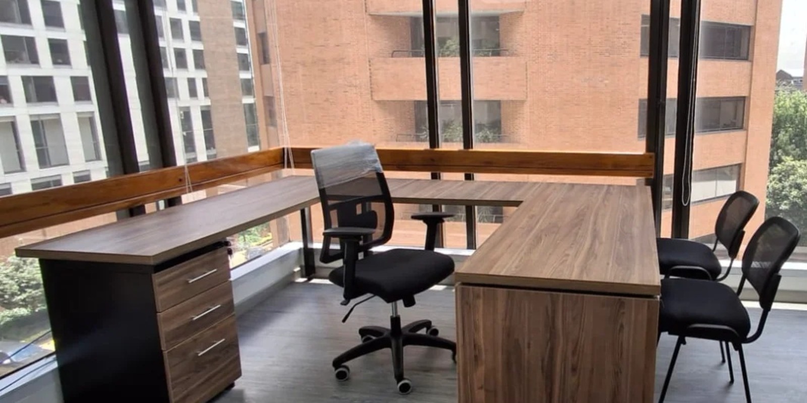 Oficina ejecutiva con escritorio en madera · Proyecto Ofiexport