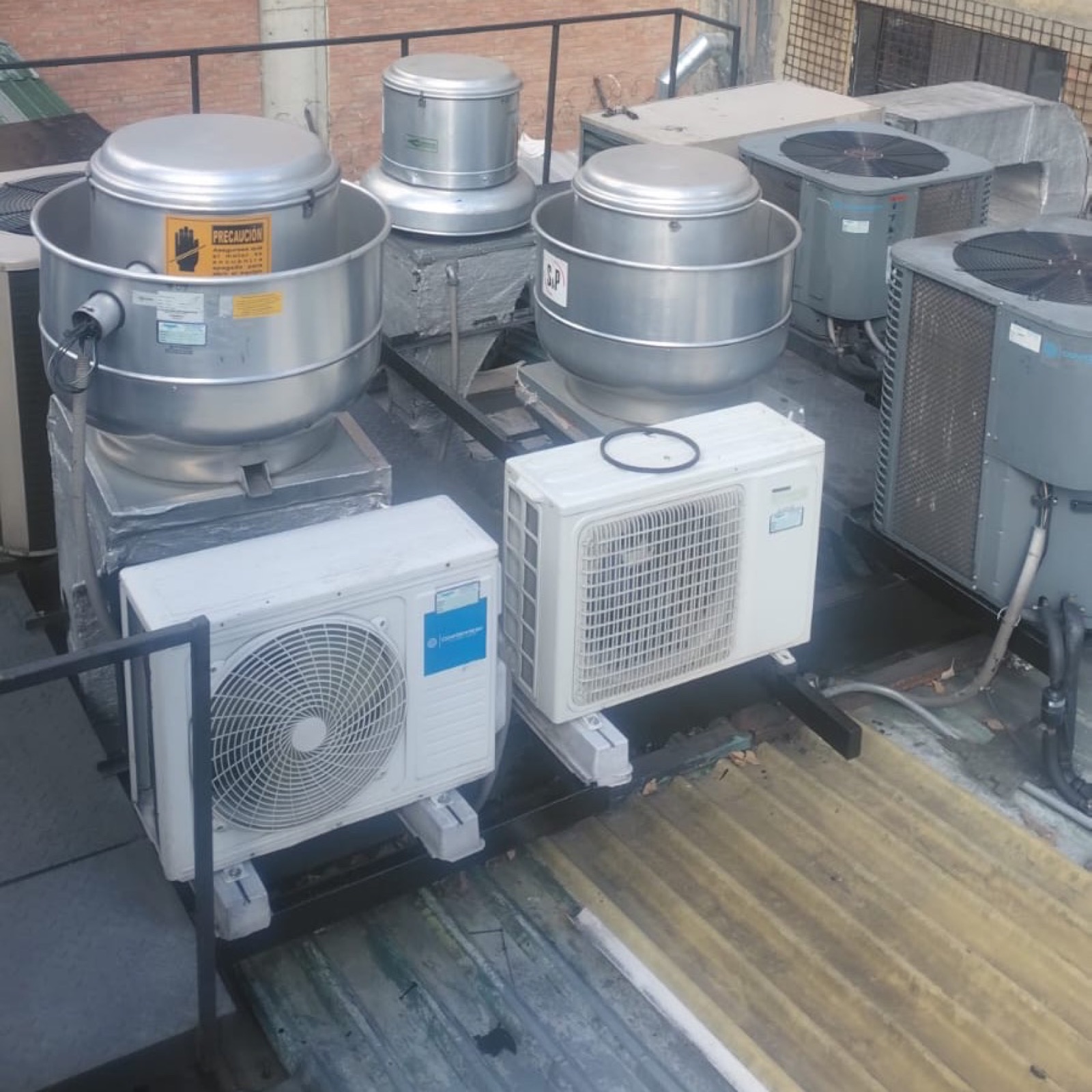 Condensadoras de aire acondicionado y refrigeración en la terraza de un local