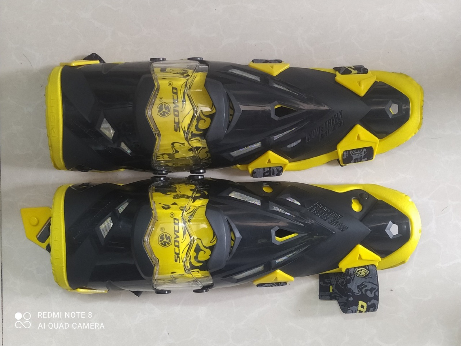 Rodilleras Articuladas Scoyco Negro y Amarillo
