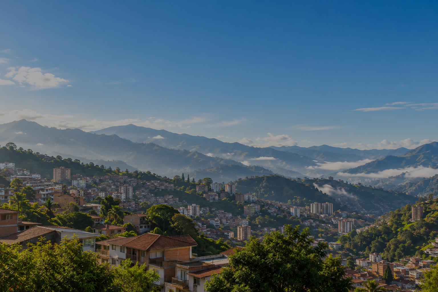 Ciudad andina entre montañas verdes