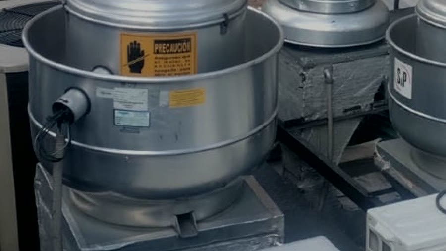 Condensadoras de aire acondicionado y refrigeración en la terraza de un local comercial