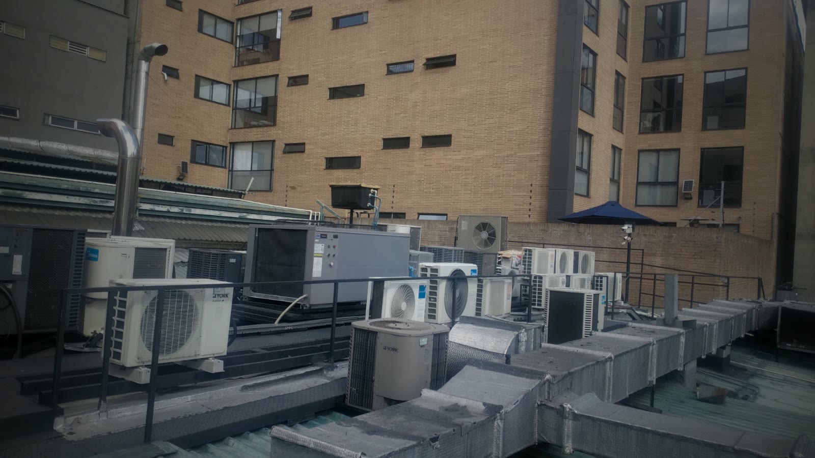 Unidades condensadoras de aire acondicionado y refrigeración en la azotea de un edificio comercial